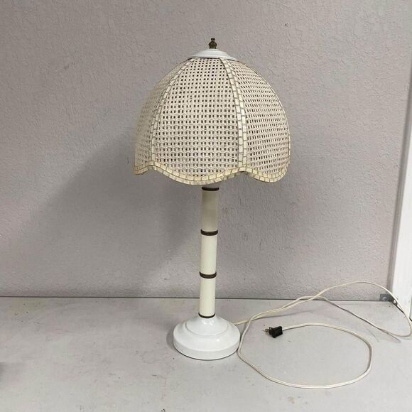 VTG Mid Century Modern MCM White Faux Bamboo Wicker Shade Table Lamp Glass Globe